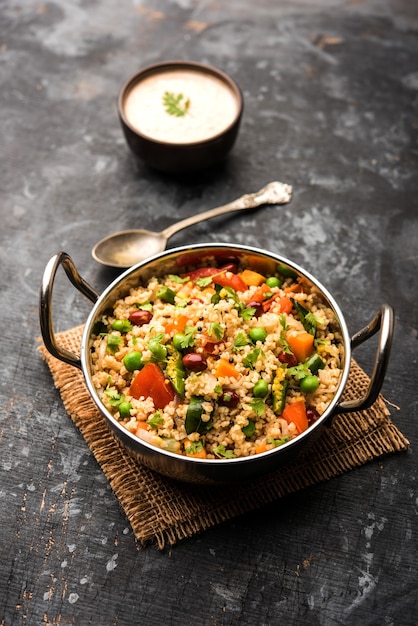 Grano spezzato o Daliya Upma, servito in una ciotola. messa a fuoco selettiva