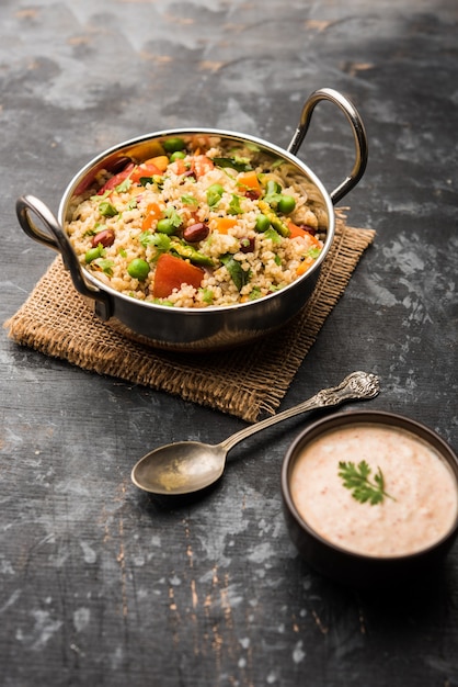 Grano spezzato o Daliya Upma, servito in una ciotola. messa a fuoco selettiva