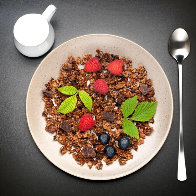 Granola al cioccolato con lamponi e mirtilli vista dall'alto