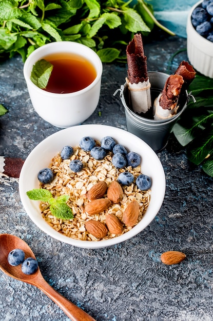 Granola al forno e frutti di bosco in ciotola