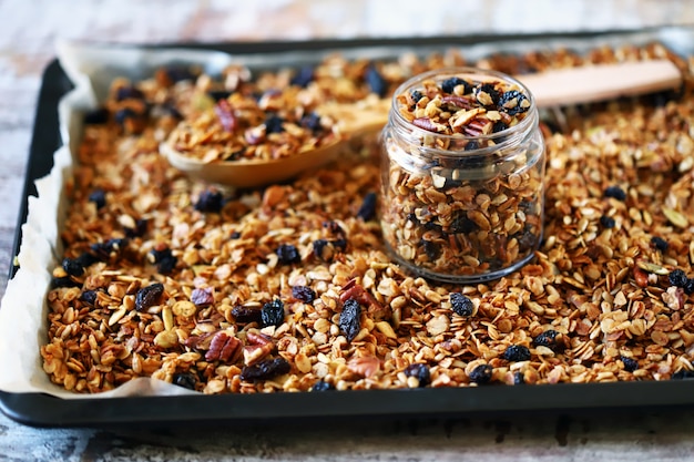 Granola appena fatta in casa su una teglia