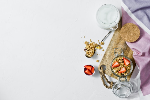 Granola casa con fragole in un barattolo di vetro.