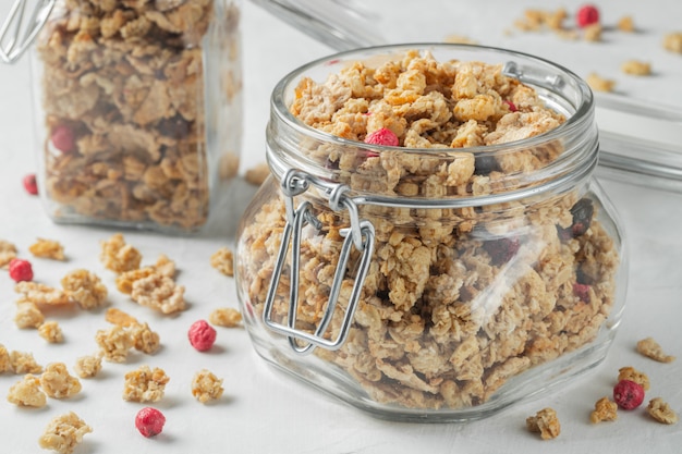 Granola casalingo con le bacche in un barattolo di muratore.