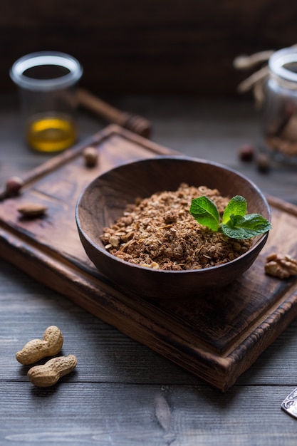 Granola casalingo in ciotola di legno. Prima colazione. Concetto di cibo sano vista dall&#39;alto.