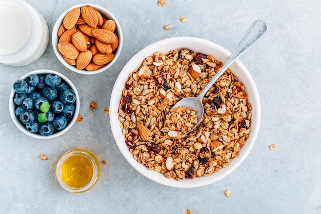 Granola cereali con mirtilli freschi mandorle latte e miele Ingredienti per una sana colazione