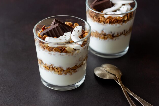 Granola con yogurt, cocco e cioccolato. Muesli. Colazione. Cibo vegetariano. Mangiare sano.