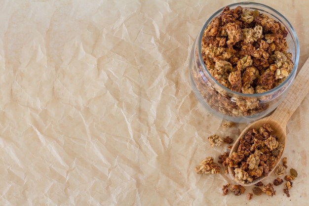 Granola e ingredienti, fondo in legno bianco