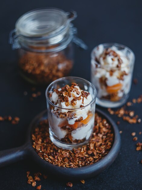 Granola fatta in casa con avena e noci, con gelato e albicocche