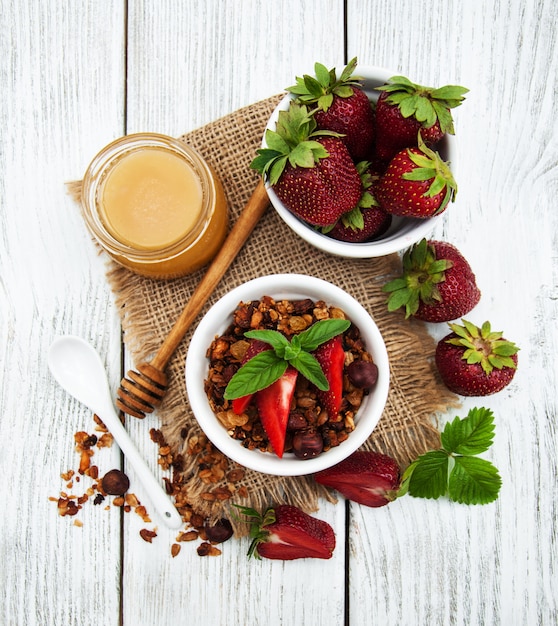 Granola fatta in casa con fragole