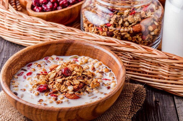 Granola fatta in casa con latte e frutti di bosco