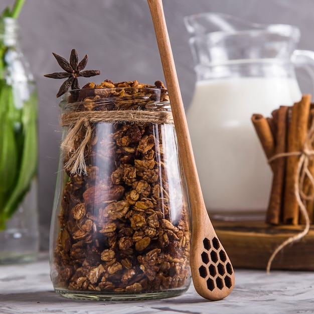 Granola fatta in casa con noci e frutta secca e cioccolato per la colazione