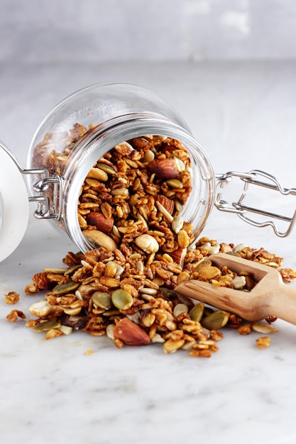 Granola fatta in casa con noci e semi per colazione