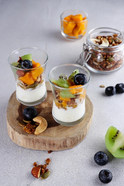 Granola fatta in casa con yogurt e frutta fresca