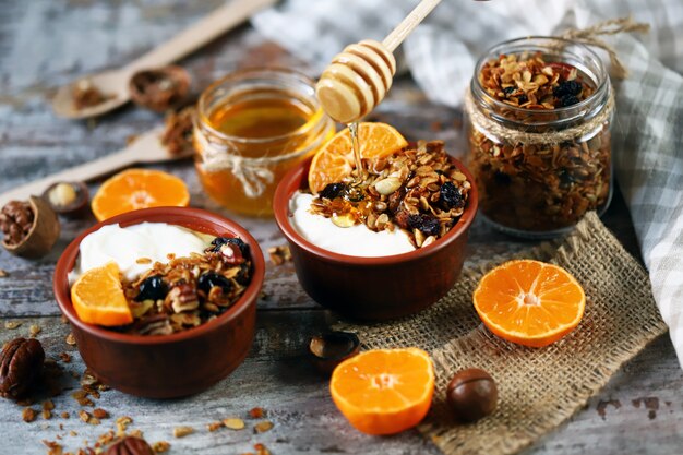 Granola fatta in casa con yogurt, frutta e miele