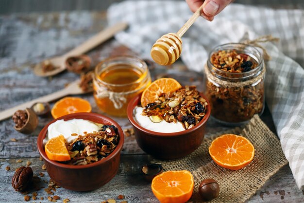 Granola fatta in casa con yogurt, frutta e miele