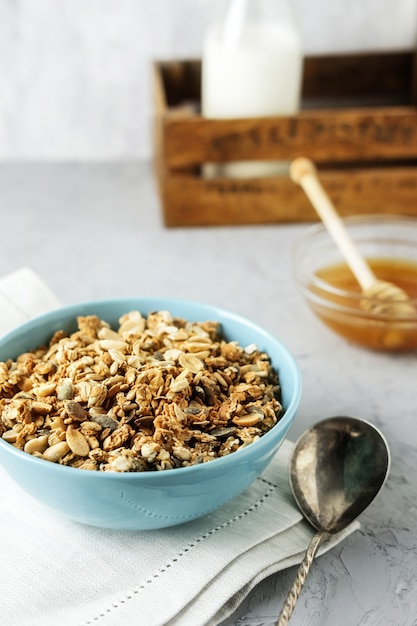 Granola fatta in casa in una ciotola blu su un tovagliolo di lino