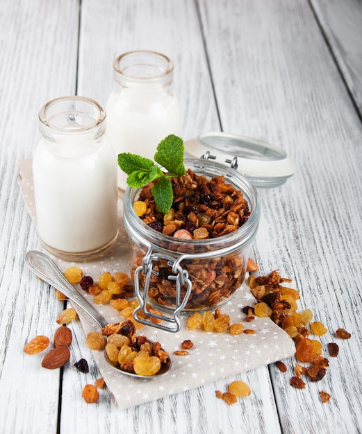 Granola fatta in casa in vaso di vetro aperto