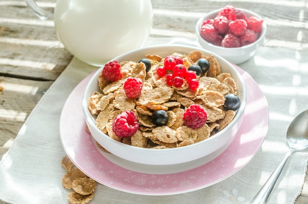 Granola integrale con latte e frutti di bosco freschi