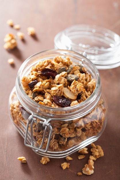 Granola sano fatto in casa in barattolo di vetro