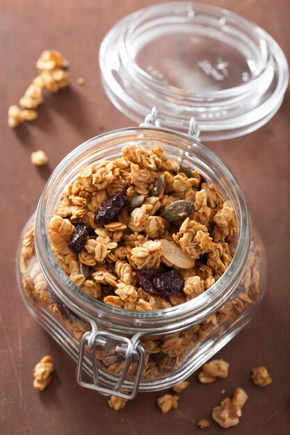 Granola sano fatto in casa in barattolo di vetro