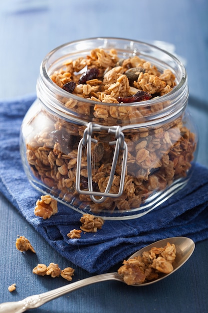 Granola sano fatto in casa in barattolo di vetro