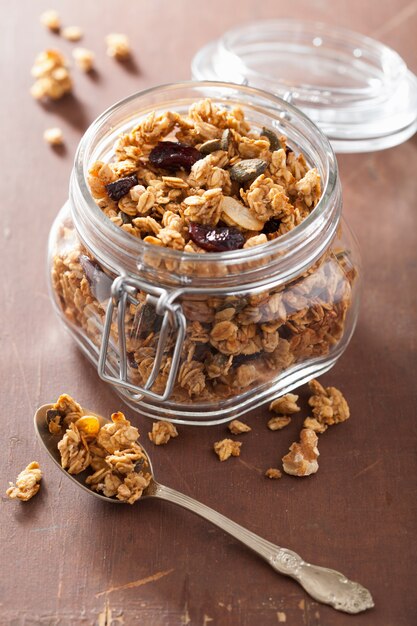 Granola sano fatto in casa in barattolo di vetro