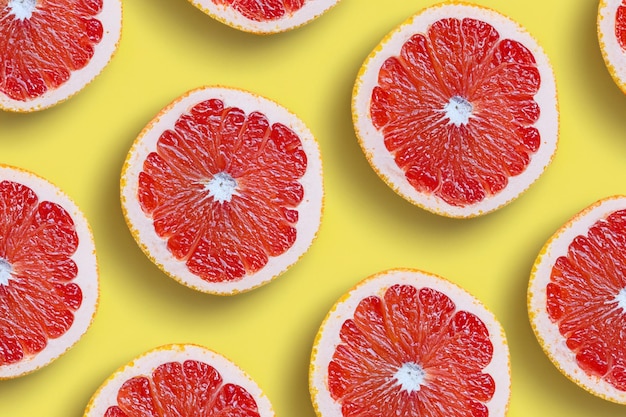 Grapefruit secchi e succosi a disegno senza cuciture isolati su sfondo giallo