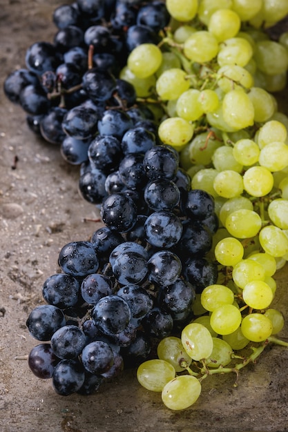 Grappoli d'uva rossa e bianca