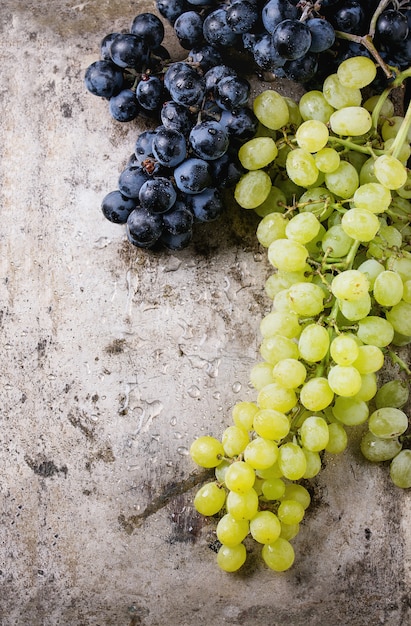 Grappoli d&#39;uva rossa e bianca