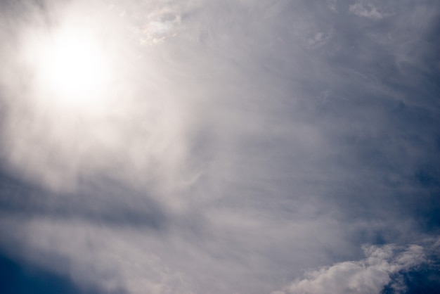 Grappoli sparsi della nuvola in un cielo blu, fondo del cielo blu con le nuvole bianche,