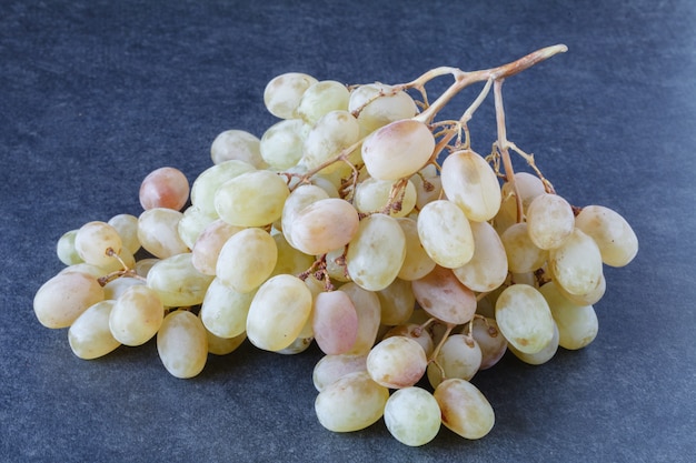 Grappolo d'uva sul pavimento di legno, grappolo d'uva di immagini in diversi concetti. Grappoli d'uva naturali, vigneti e uva,