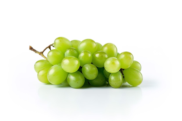 Grappolo d'uva verde fresco isolato su sfondo bianco