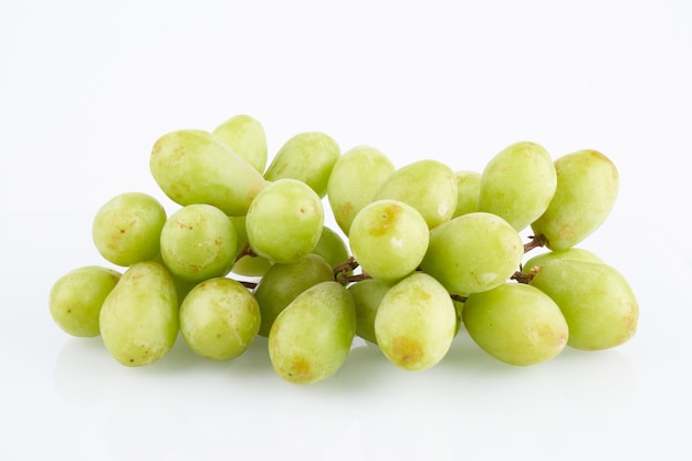 Grappolo di uva verde isolato su sfondo bianco con spazio di copia, percorso di ritaglio