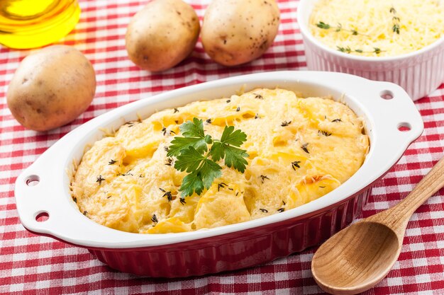 Gratin di patate con formaggio in piatti di ceramica