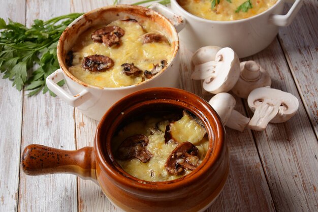 Gratin di patate con funghi in cocotte da forno