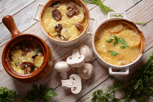 Gratin di patate con funghi in cocotte da forno