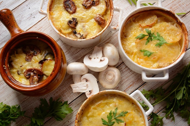 Gratin di patate con funghi in cocotte da forno