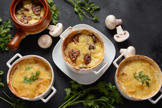 Gratin di patate con funghi in cocotte da forno