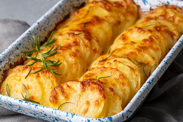 Gratin di patate - graten (patate al forno con panna e formaggio) con rosmarino e forchette (nome turco; Kremali patates)