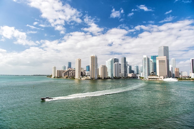 Grattacieli architettonicamente imponenti. Grattacieli e acque azzurre dell'oceano. Deve vedere le attrazioni. Lungomare di Miami fiancheggiato da porti turistici. Centro urbano del centro cittadino di Miami. Quartiere degli affari di Miami.