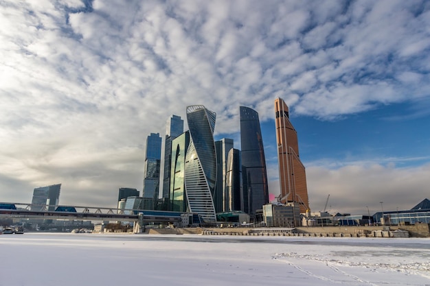 Grattacieli del centro commerciale della città di Mosca in inverno, fiume di Mosca congelato e cielo blu con nuvole.