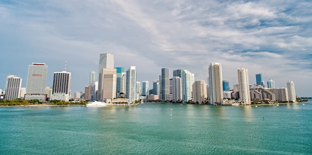 Grattacieli dell'orizzonte di Miami, yacht o barca vicino al centro di Miami, vista aerea, spiaggia del sud. vita miami e stile di vita di lusso
