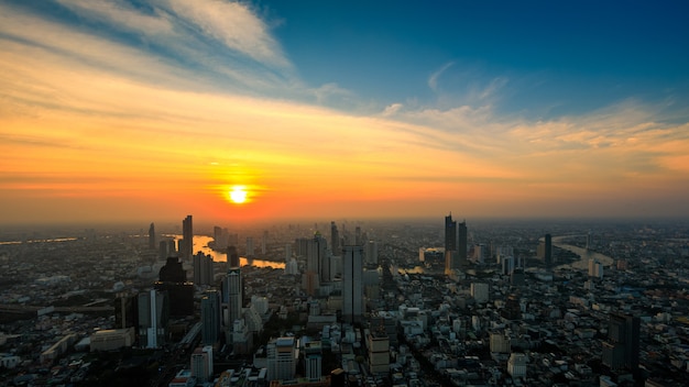 Grattacieli della città di Bangkok e cielo blu sullo sfondo del tramonto