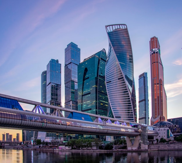 Grattacieli della città di Mosca sulla sera d'estate del centro commerciale del fiume Russia