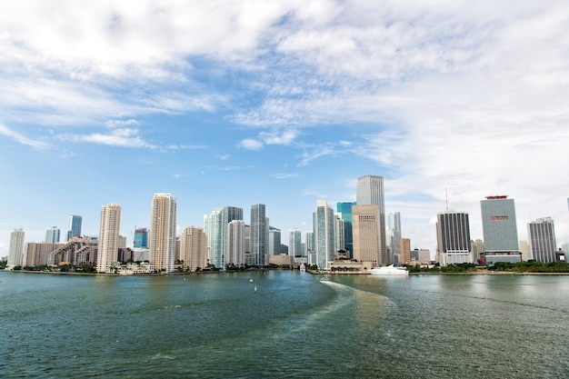 Grattacieli dello skyline di Miami, yacht o barca a vela vicino al centro di Miami, vista aerea, spiaggia sud