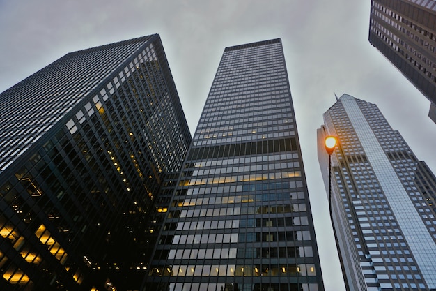 Grattacieli di Chicago visti da terra la sera di una giornata nuvolosa