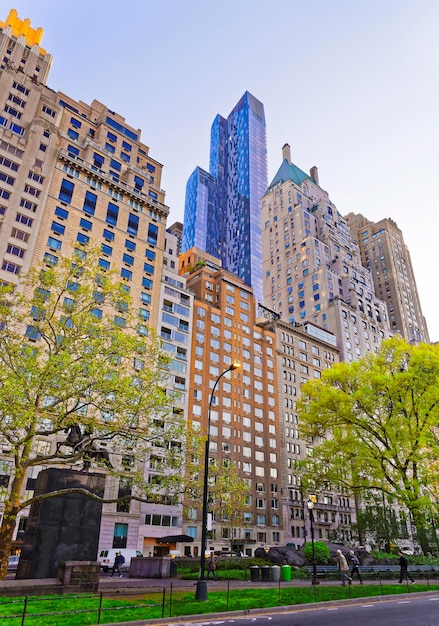 Grattacieli di Midtown Manhattan a Central Park South, a New York, Stati Uniti. Turisti che camminano per strada.