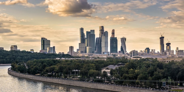 Grattacieli di MoscowCity e terrapieno Luzhniki Mosca Russia Paesaggio urbano di Mosca con complesso di edifici moderni al fiume Moskva