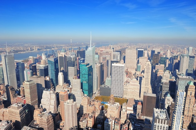 Grattacieli di New York City nel centro di Manhattan vista panoramica aerea nel corso della giornata.