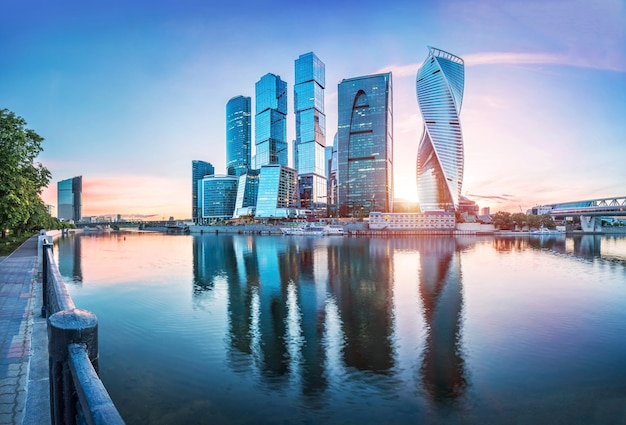 Grattacieli e riflessioni della città di Mosca nel fiume di Mosca